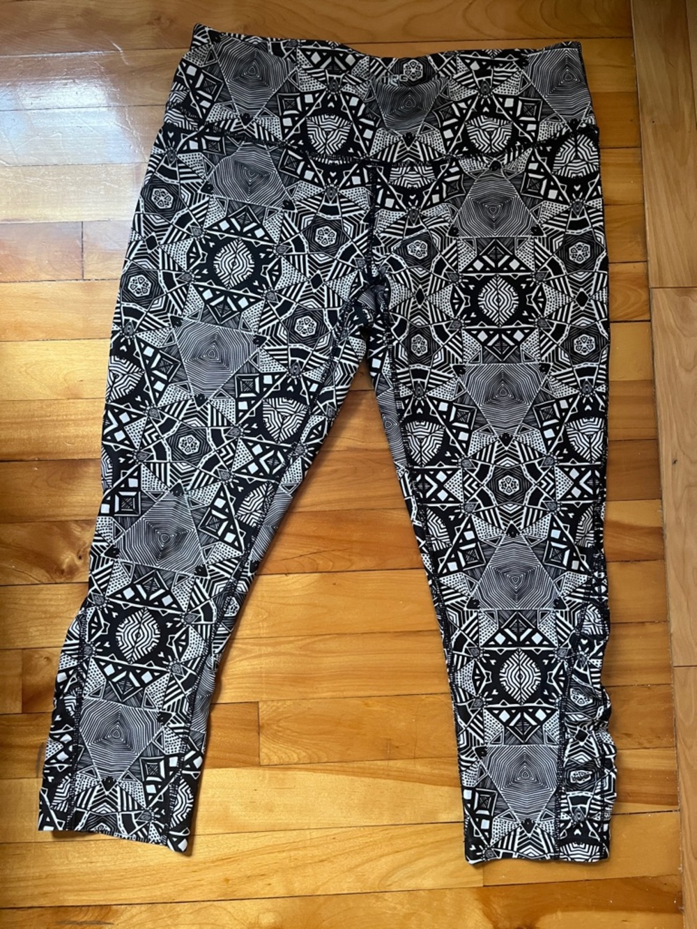 MPG Black & White Geometric Crop Leggings